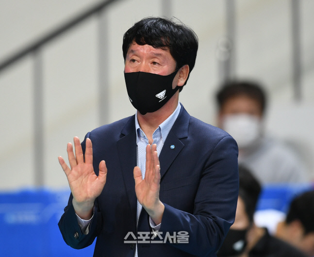 [포토] 신영철 감독 \'침착하게\'