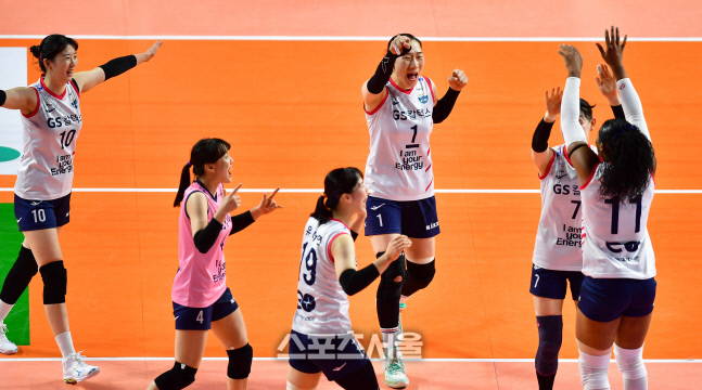 득점환호 GS 선수들[포토]