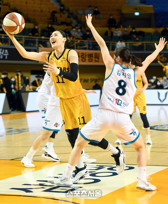 [포토]김지영의 수비를 피해 슛하는 강이슬