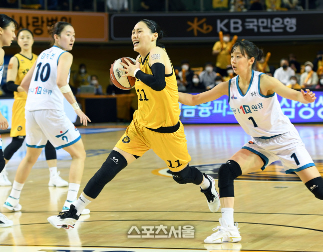 [포토]KB스타즈 강이슬, 하나원큐 신지현의 수비를 뚫고....