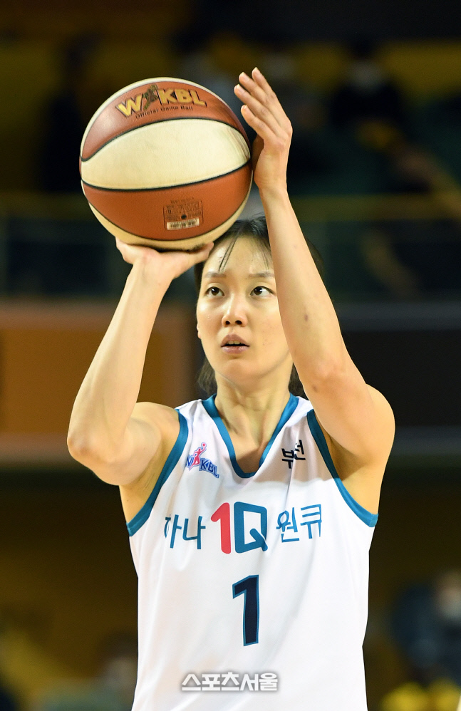 [포토]자유투 던지는 하나원큐 신지현, 침착하게!