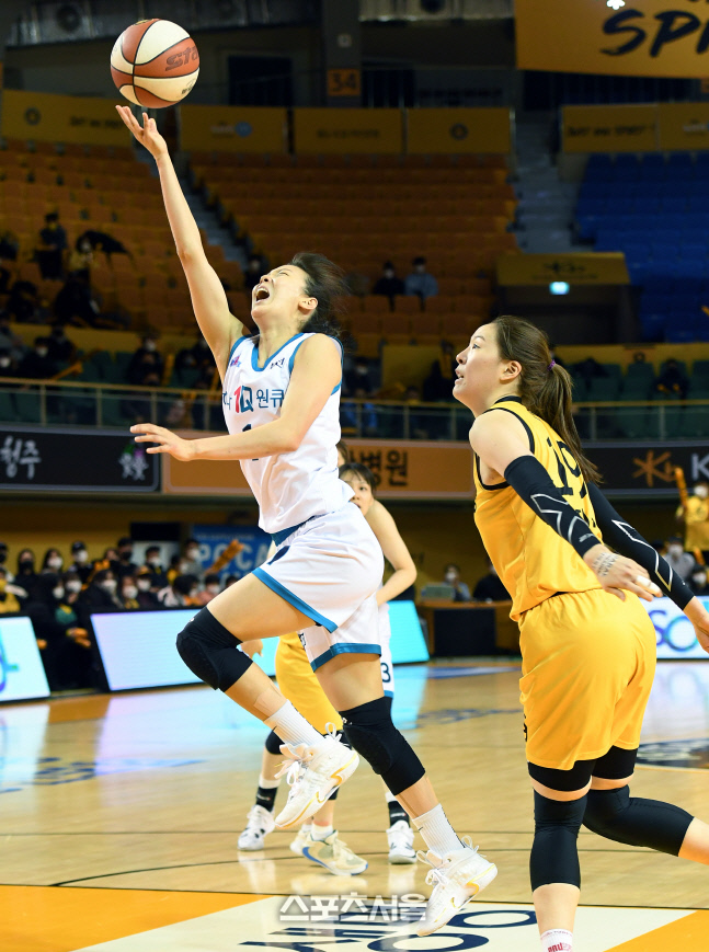 [포토]박지수의 수비를 피해 슛하는 신지현