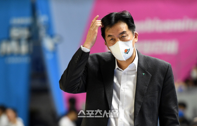 [패장] 하나원큐 이훈재 감독 "김지영 빠지고 분위기 처졌다"