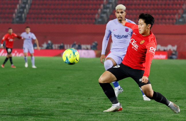 '새해 첫 출격' 이강인, 바르사 골문 저격 실패…마요르카 0-1 패