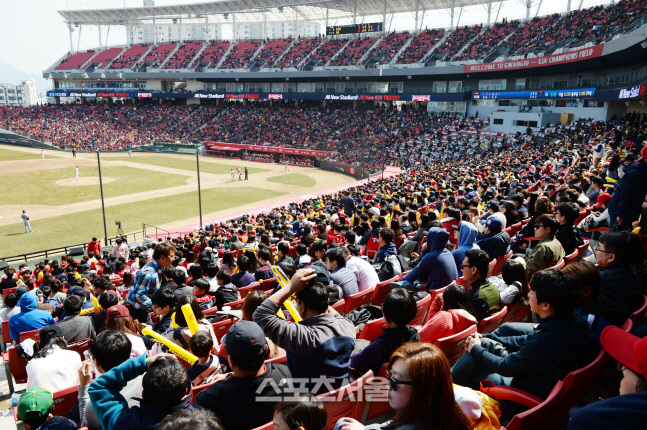 [SS포토]KIA 야구팬들, 광주의 야구 열기는 이미 시작됐어