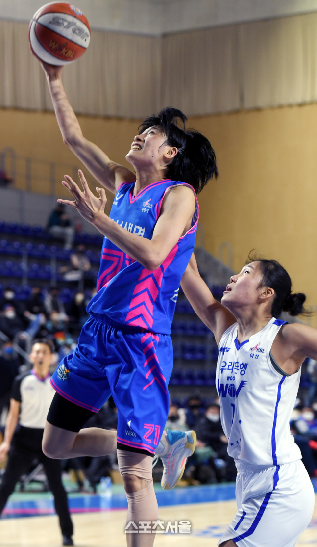 [포토] 이해란 '과감한 레이업슛'