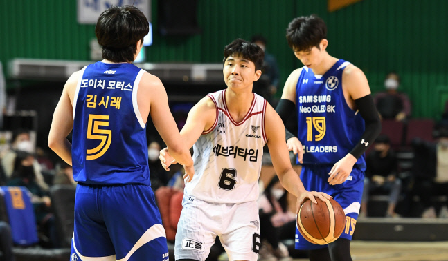 전역 후 최다득점 KGC 박지훈 "감독님 큰 기대 안다…선수로서 이겨낼 것"