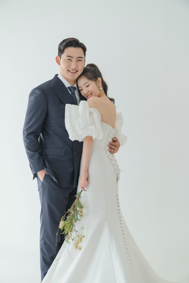 롯데 김민수, 품절남 대열 합류 "가정이 생긴 만큼 운동에 전념하겠다"