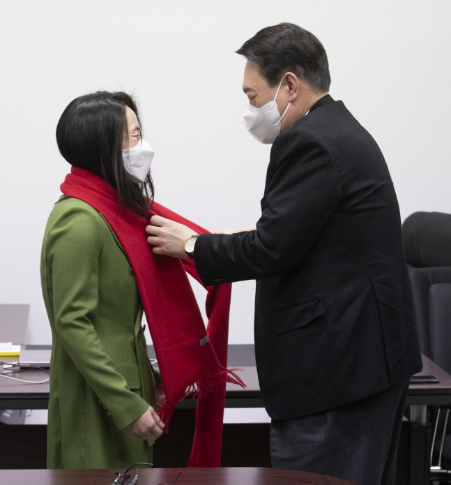 [속보]'윤석열호' 신지예, 2주만 전격 사퇴... 명분 실리 잃고 빈손퇴각