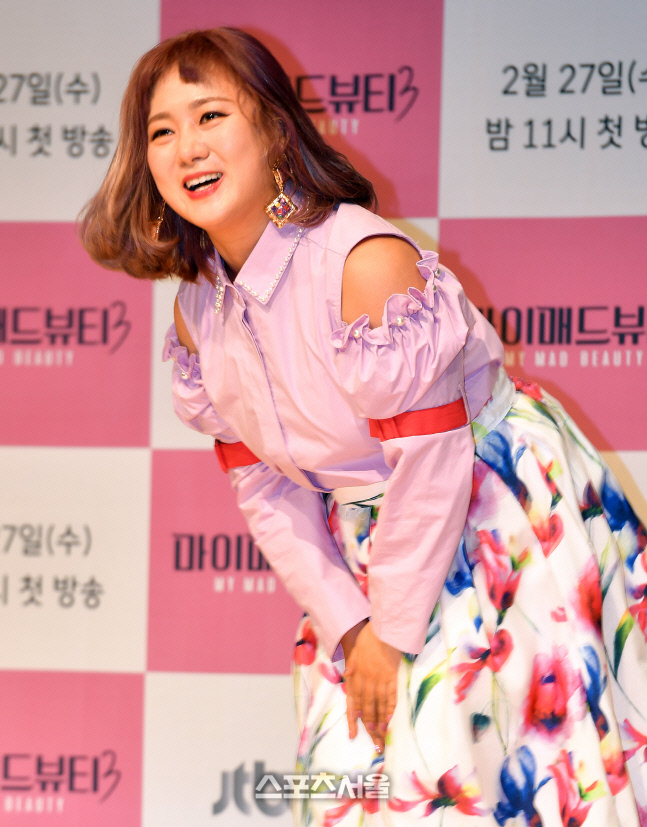 비연예인과 '열애설' 박나래 "남자친구 없다. 사실 아냐"