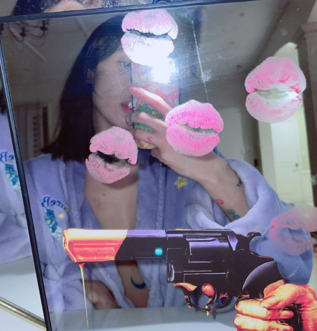 현아, 새로운 타투 공개...가슴 한가운데 새긴 달[★SNS]