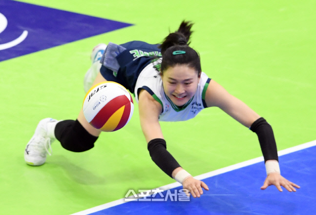 [포토]현대건설 김연견, 공을 향해....