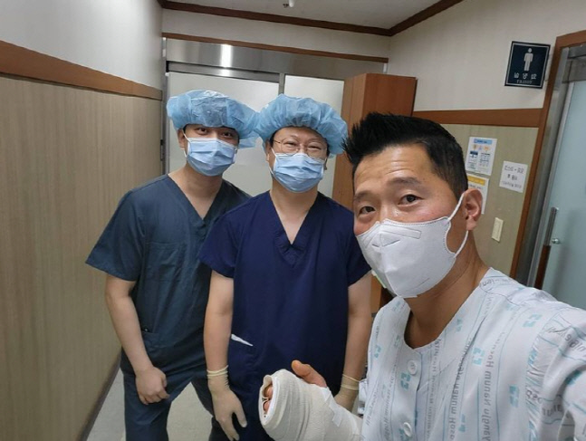 '개통령' 강형욱, 뼈 드러난 개물림 사고로 결국 오른손 수술