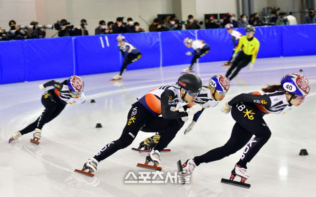 훈련피치 올리는 최민정, 곽윤기[포토]