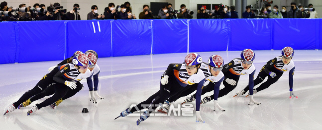 첫선 남녀혼합계주 훈련하는 쇼트트랙[포토]