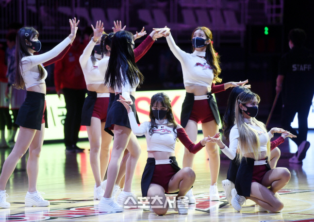 [포토] 농구코트 달구는 KT 치어리더
