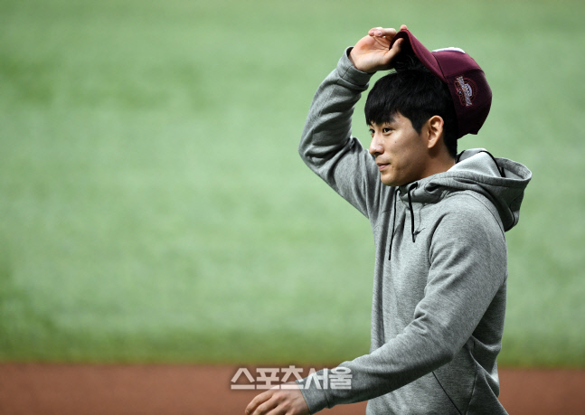 [포토]동료들에게 인사하는 키움 이정후