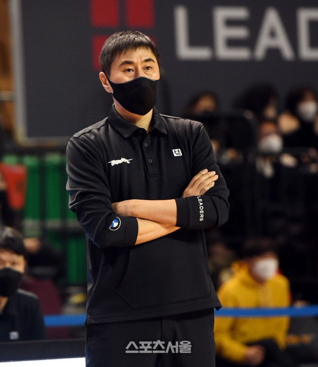 [포토] 삼성 이상민 감독 '연패를 끊어야 해'