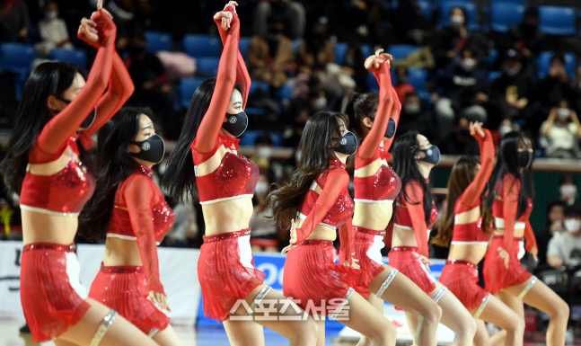 [포토] SK 치어리더 '농구코트 뜨겁게'