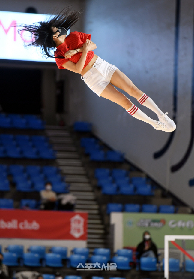 [포토] SK 치어리더 '한마리 새가 되어'