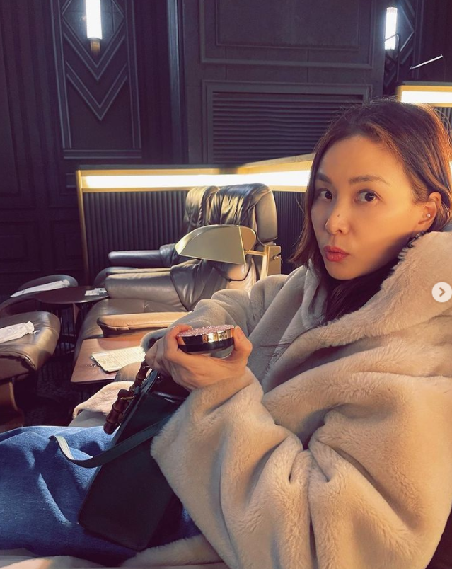 고소영, 이런 모습 처음이야... '스파이더맨' 거미줄 쏘며 신난 영화관 데이트[★SNS] 