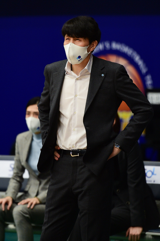 부상 등 악재 겹친 우리은행 위성우 감독 “선수부상 줄이며, 페이스 찾는데 집중”[SS현장]