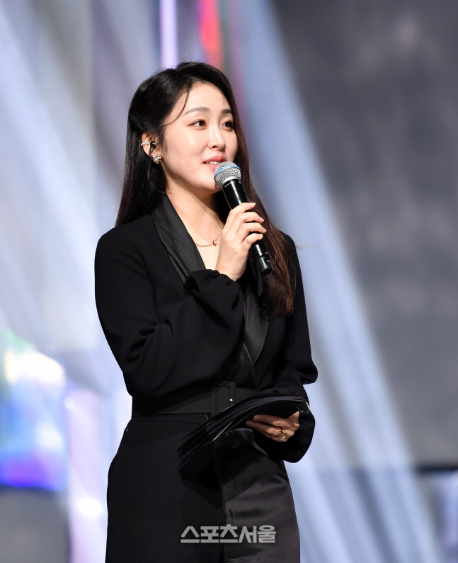 엔하이픈 쇼케이스 사회맡은 신아영 아나운서[포토]