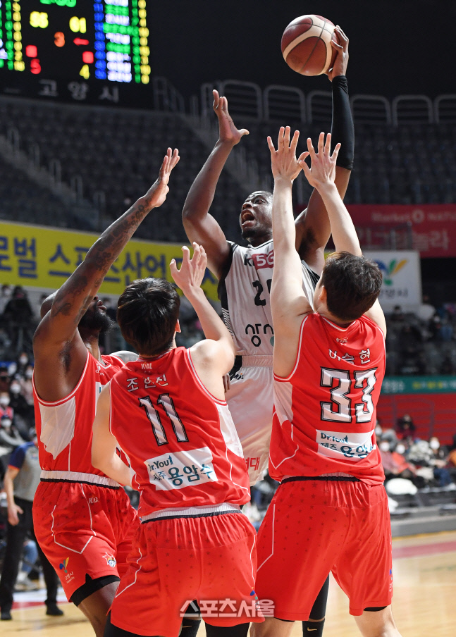[포토]KT 캐디 라렌, 오리온의 수비벽 뚫고...
