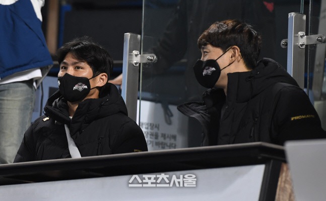 [포토]LG 오지환-이상호, 관중석에서 응원만을...