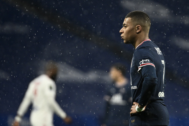 음바페, 아픈 소녀 비난한 악플러에게 "정신차려" 일침