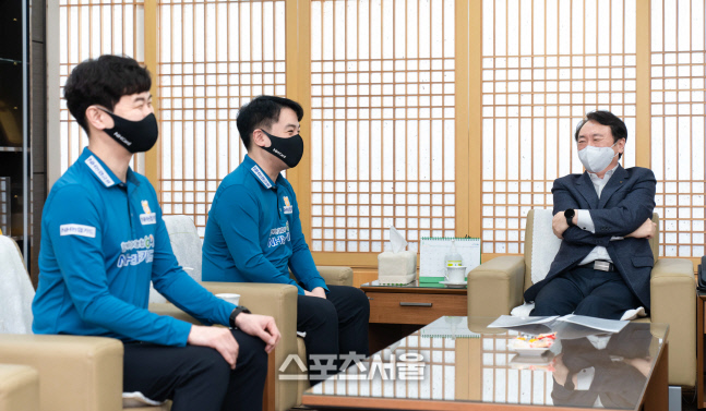 NH농협은행장 격려받는 조재호