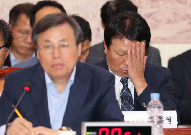 얼굴 만지는 선동열 감독<YONHAP NO-3440>