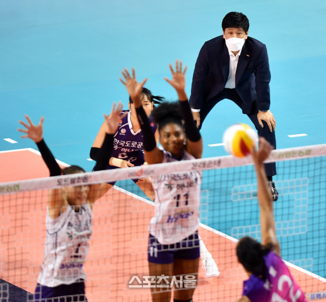 '나 지금 진지하다고' 김종민 감독[포토]