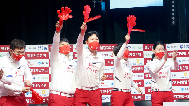 경기에 나선 선수를 응원하고 있는 SK렌터카