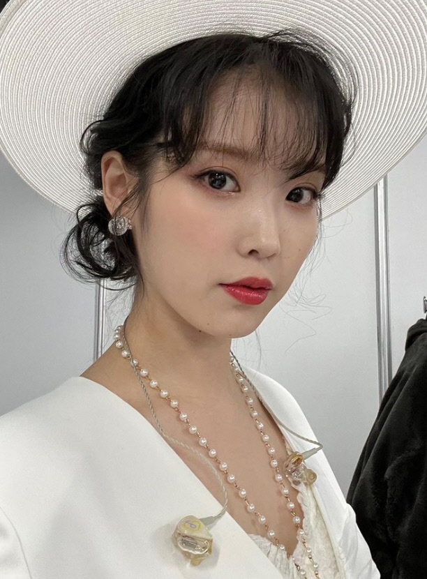 아이유 소속사 'MD 상품 문제' 사과..."악성 게시물은 법적 대응"