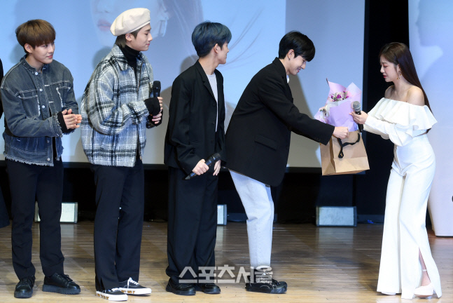 [포토] TAN의 축하 꽃다발 받는 정다경