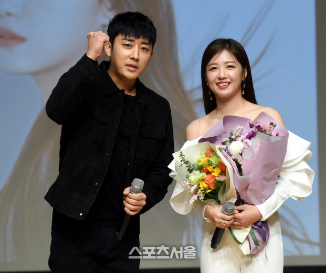 [포토] 손호준 \'앨범 대박 나세요\'