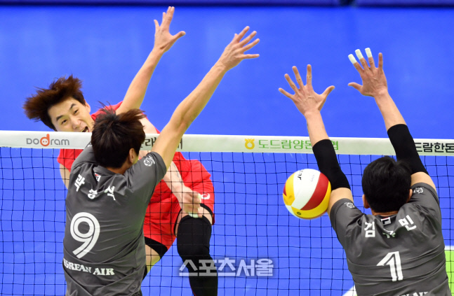 터치아웃 유도하는 박철우[포토]