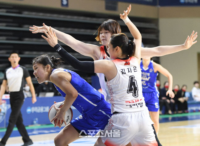 [포토]BNK의 수비진을 뚫는 우리은행 박지현