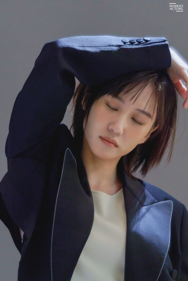 배우 박은빈 강렬 카리스마 과시, '더스타' 화보 비하인드 컷 공개!