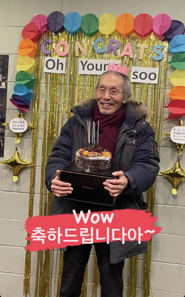 오영수 '골든글로브' 축하파티...핑크왕관 눈길