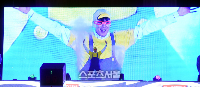 [포토] SK 최준용, 귀여운 입장