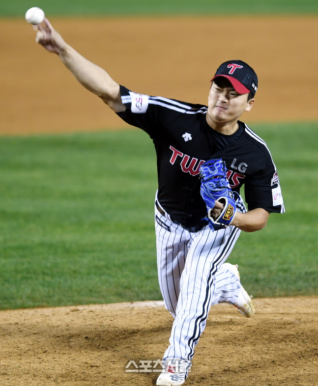 [포토] 역투하는 고우석 \'인상 팍\'