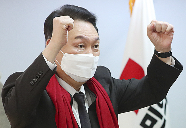 여성지방의원 임명장 수여식에서 환호에 화답하는 윤석열 후보