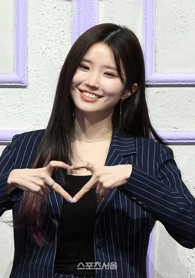 [포토]프로미스나인 송하영, 하트 받아주세요!