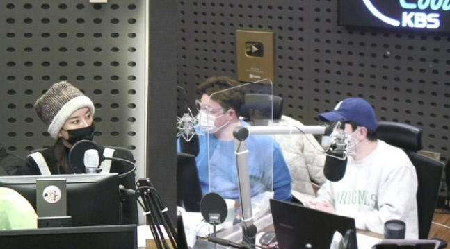 김완선 "데뷔 때와 몸무게 차이 1kg"...몸매 비결은 '야식NO'(미스터라디오)