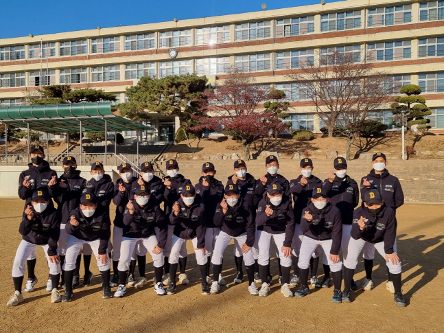 사진_기부점퍼를 착용한 동인천중학교 야구부 기념사진
