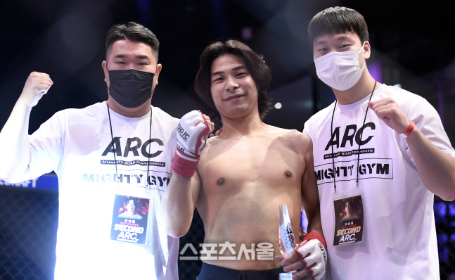 '파이트클럽' 이성원, ARC 007에서 이준모를 물리치고 만면에 미소를~~[포토]