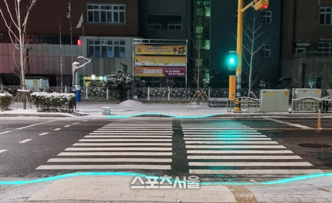 나주시, ‘스몸비 사고 예방’ 바닥 신호등 설치 눈길