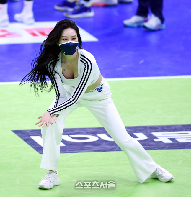 [포토] 현대건설 치어리더 '화끈한 댄스'